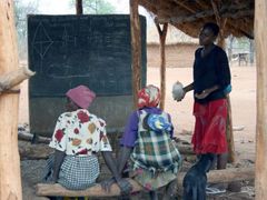 Škola v malé venkovské usedlosti Uswaushava asi 450 kilometrů jižně od Harare: hodina matematiky či angličtiny dnes nebude. Třída patří klábosícím ženám, děti mají volno. Kvůli pokračující stávce učitelů se výuka odkládá.