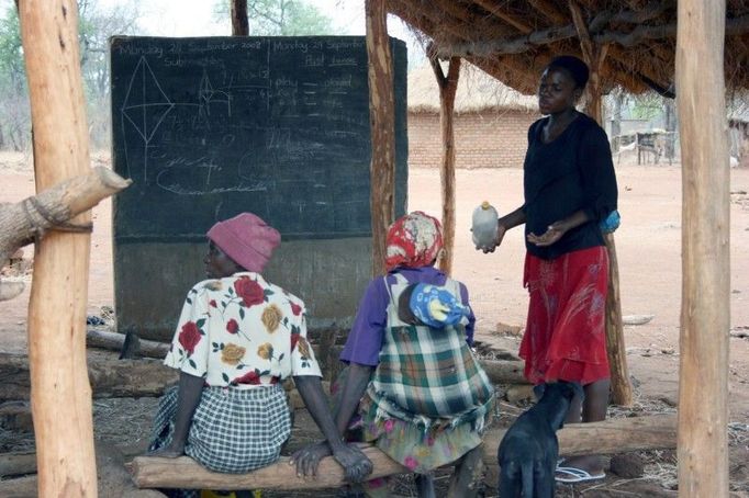 Škola v malé venkovské usedlosti Uswaushava asi 450 kilometrů jižně od Harare: hodina matematiky či angličtiny dnes nebude. Třída patří klábosícím ženám, děti mají volno. Kvůli pokračující stávce učitelů se výuka odkládá.