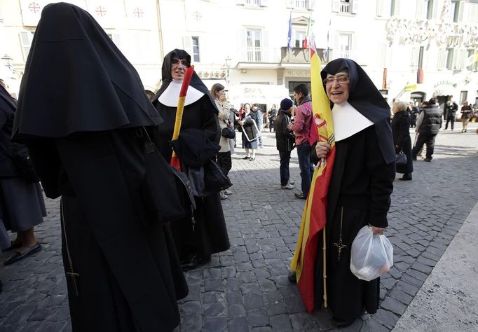 Lidé čekají před letní rezidencí v Castel Gandolfo, kam ve čtvrtek 28. února přiletí vrtulníkem papež Benedikt XVI.