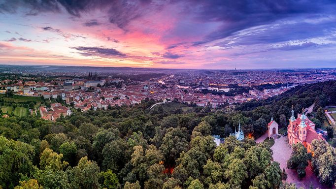 Průřez tvorbou externího fotografa Radoslava Vnenčáka za rok 2024.