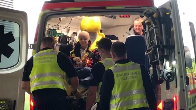 Čeští záchranáři přivezli z Ukrajiny do Prahy pětiletého chlapce, který byl raněn střepinou z granátu.