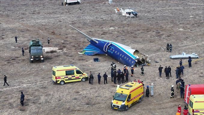 Záběry z místa leteckého neštěstí u kazachstánského města Aktau.