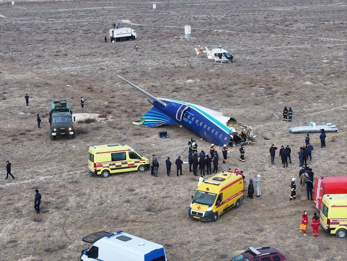 Záběry z místa leteckého neštěstí u kazachstánského města Aktau.