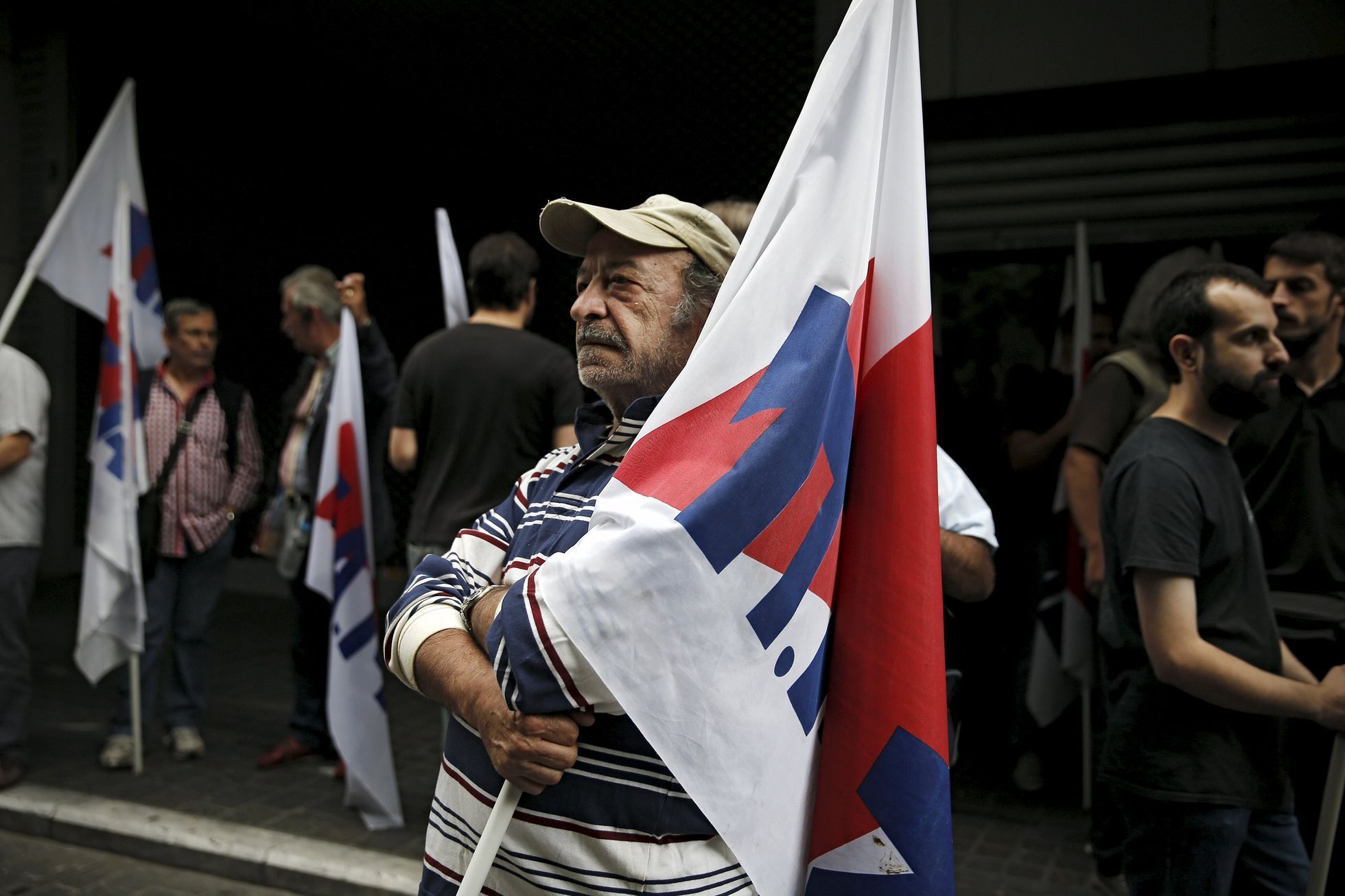Komunistické odbory protestují na řeckém ministerstvu financí.