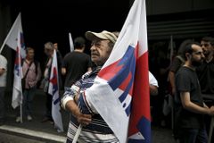 Stop škrtům! Odbory obklíčily ministerstvo financí v Aténách