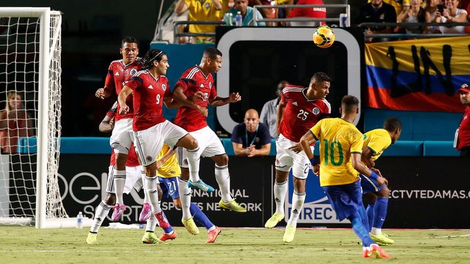 Neymar dává gól v přátelském utkání Brazílie - Kolumbie