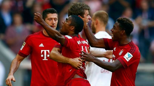 Hráči Bayernu slaví vítězství v zápase s Augsburgem.