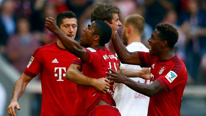 Hráči Bayernu slaví vítězství v zápase s Augsburgem.