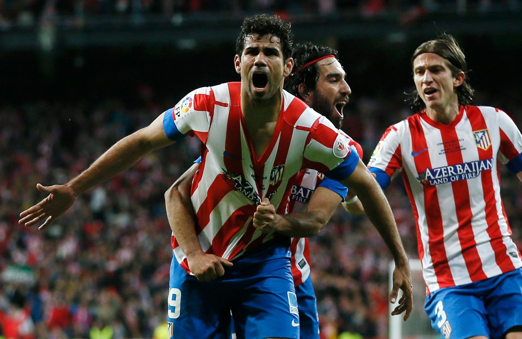 Diego Costa a hráči Atlética Madrid slaví gól ve finále španělského poháru
