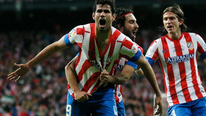 Diego Costa a hráči Atlética Madrid slaví gól ve finále Španělského poháru