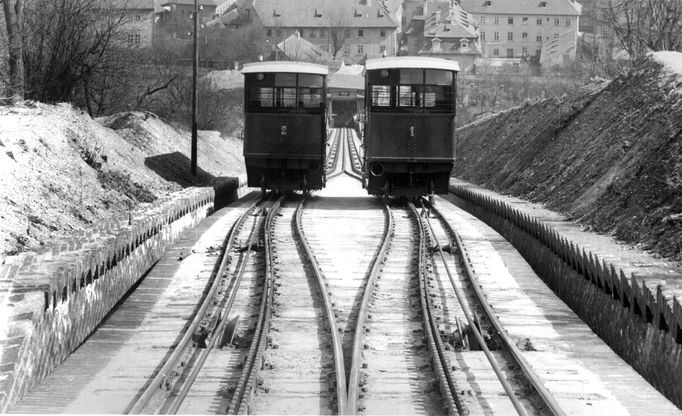 Archivní fotografie z historie provozu lanovky na Petřín. Nedatováno