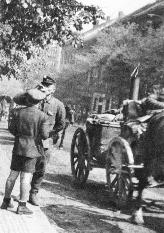 Ústup polní kuchyně 1. či 4. pěšího pluku 1. pěší divize VS KONR ulicí U Santošky na Jinonice, 8. 5. 1945. | Foto: Archiv historika Pavla Žáčka