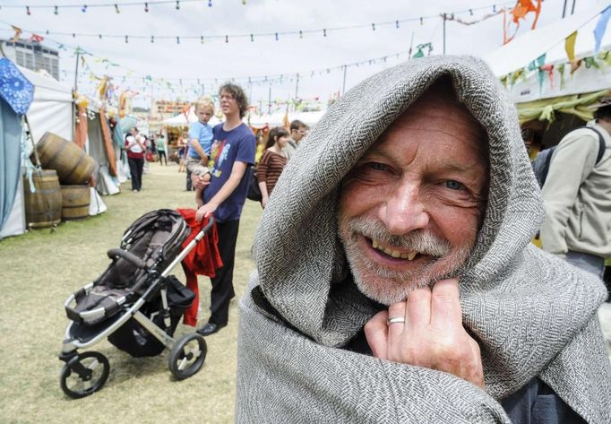 Market vendor Barry Eldridge poses as the J. R. R. Tolkien character Gandalf at a Hobbit Artisan Market in Wellington November 27, 2012. New Zealand's capital city was rushing to complete its transformation into a haven for hairy feet and pointed ears on Tuesday as stars jetted in for the long-awaited world premiere of the first movie of the Hobbit trilogy. REUTERS/Mark Coote (NEW ZEALAND - Tags: ENTERTAINMENT) Published: Lis. 27, 2012, 3:25 dop.