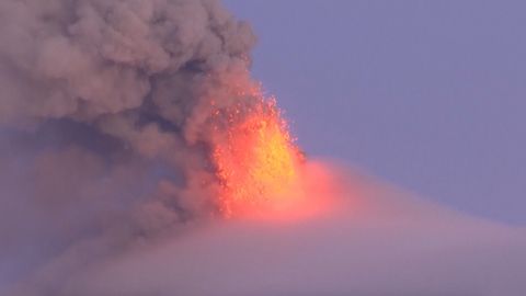 VIDEO: Filipínská sopka Mayon chrlí lávu a popel. Úřady evakuovaly 40 tisíc lidí