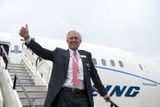 Výkonný ředitel Boeingu Jim McNerney vystupuje z Boeingu 787 Dreamliner ve Farnborough. Dreamliner je prvním komerčním letadlem na světě vyrobeným z karbonových kompozit namísto hliníku.