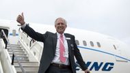 Výkonný ředitel Boeingu Jim McNerney vystupuje z Boeingu 787 Dreamliner ve Farnborough. Dreamliner je prvním komerčním letadlem na světě vyrobeným z karbonových kompozit namísto hliníku.