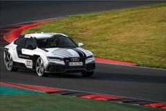 Audi RS7 jede závod na okruhu před diváky. Ale bez řidiče