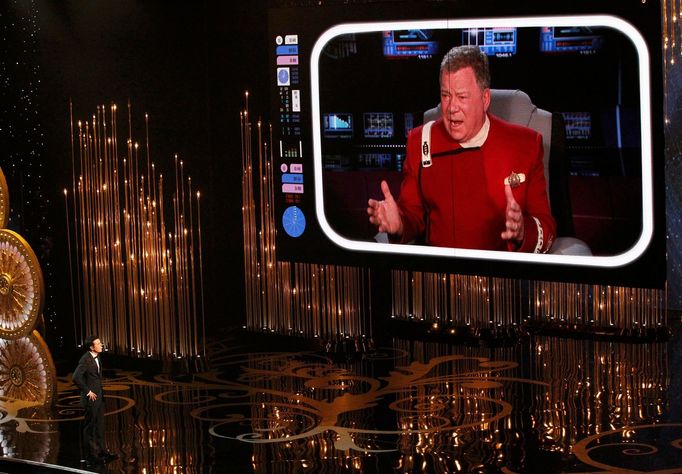 William Shatner se dívá na Setha MacFarlana