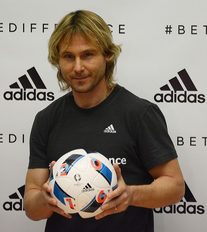 Pavel Nedvěd s míčem pro Euro 2016 Beau Jeu