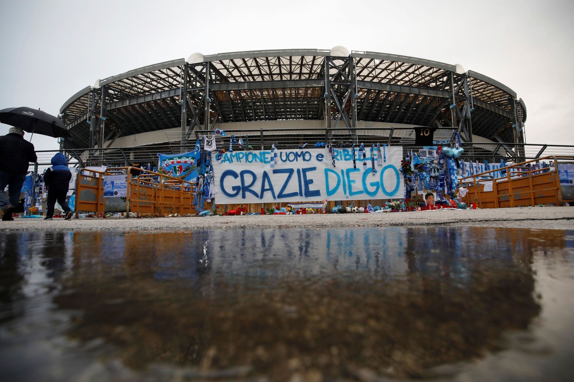 Stadion v Neapoli už nese jméno zesnulé fotbalové legendy Diega Maradony
