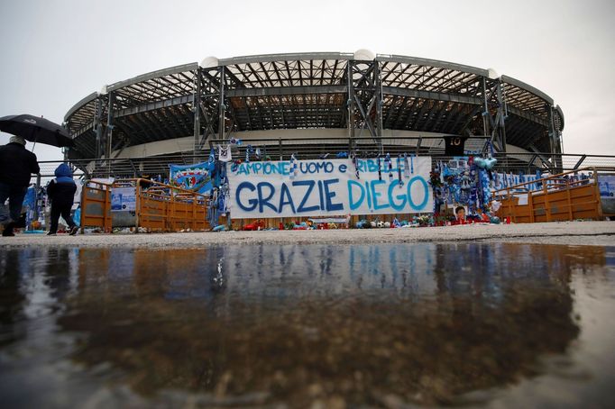 Stadion v Neapoli už nese jméno zesnulé fotbalové legendy Diega Maradony