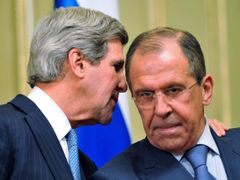 Ministři zahraničí USA a Ruska John Kerry a Sergej Lavrov.