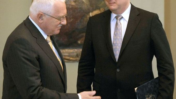 Václav Klaus přijímá ministrovu demisi z rukou Petra Nečase.