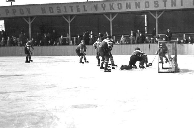 Výstavba litvínovského zimního stadionu.