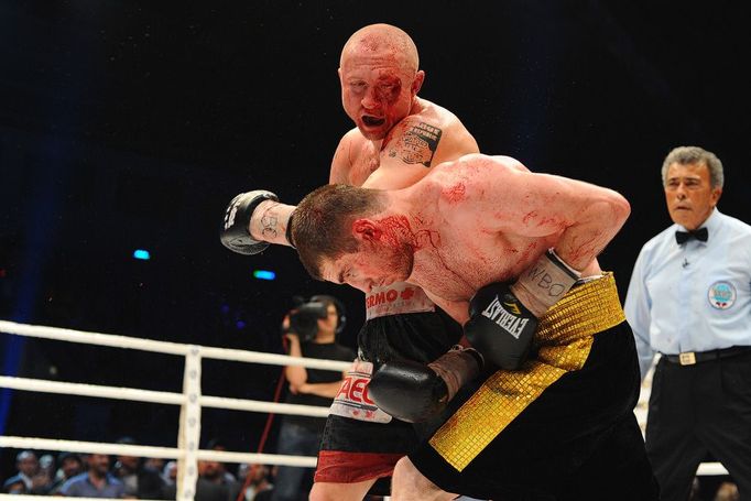 Český boxer Lukáš Konečný v prohraném souboji o titul Mistra světa v lehké střední váze WBO s Čečencem Zaurbekem Bajsangurovem.