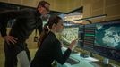 Tajný agent George (Michael Fassbender) a Clarissa Dubose (Marisa Abela).