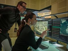 Michael Fassbender a Marisa Abela ve filmu Operace Black Bag.