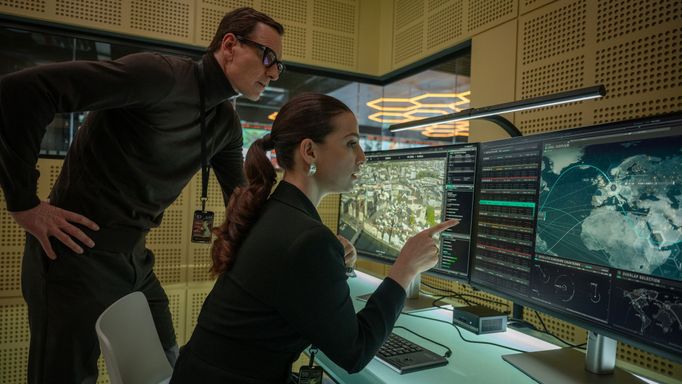 Tajný agent George (Michael Fassbender) a Clarissa Dubose (Marisa Abela).