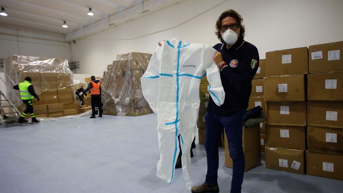 Ochranný oblek, který v dubnu poslala Čína do Itálie - ilustrační foto.