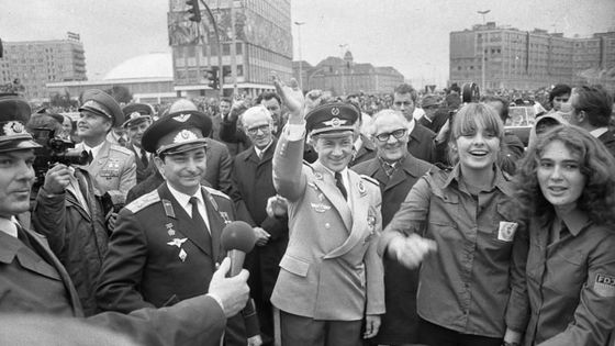 Sigmund Jähn s Valerijem Bykovským v centru východního Berlína s politickým vedením tehdejší NDR.