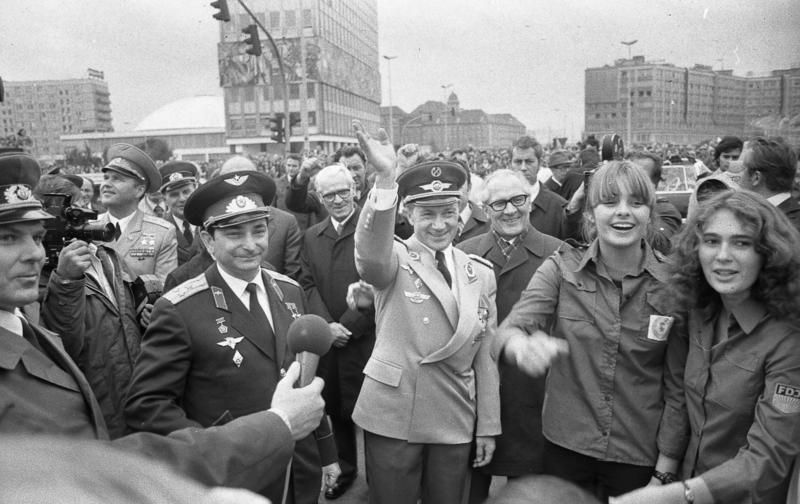 Sigmund Jähn s Valerijem Bykovským v centru východního Berlína s politickým vedením tehdejší NDR.