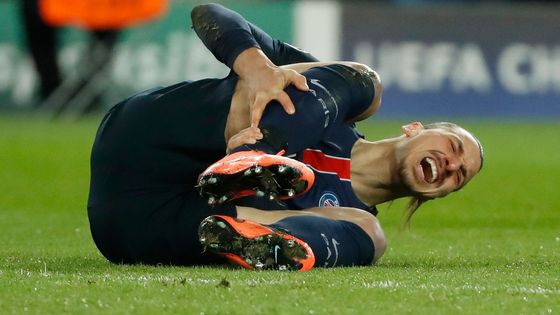 Prohlédněte si fotografie z úterních úvodních zápasů osmifinále Ligy mistru, v nichž gólem v závěru triumfovali hráči Paris St. Germain i Benfiky Lisabon.