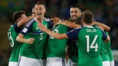 Severní Irsko-Česko: Chris Brunt slaví gól na 2:0