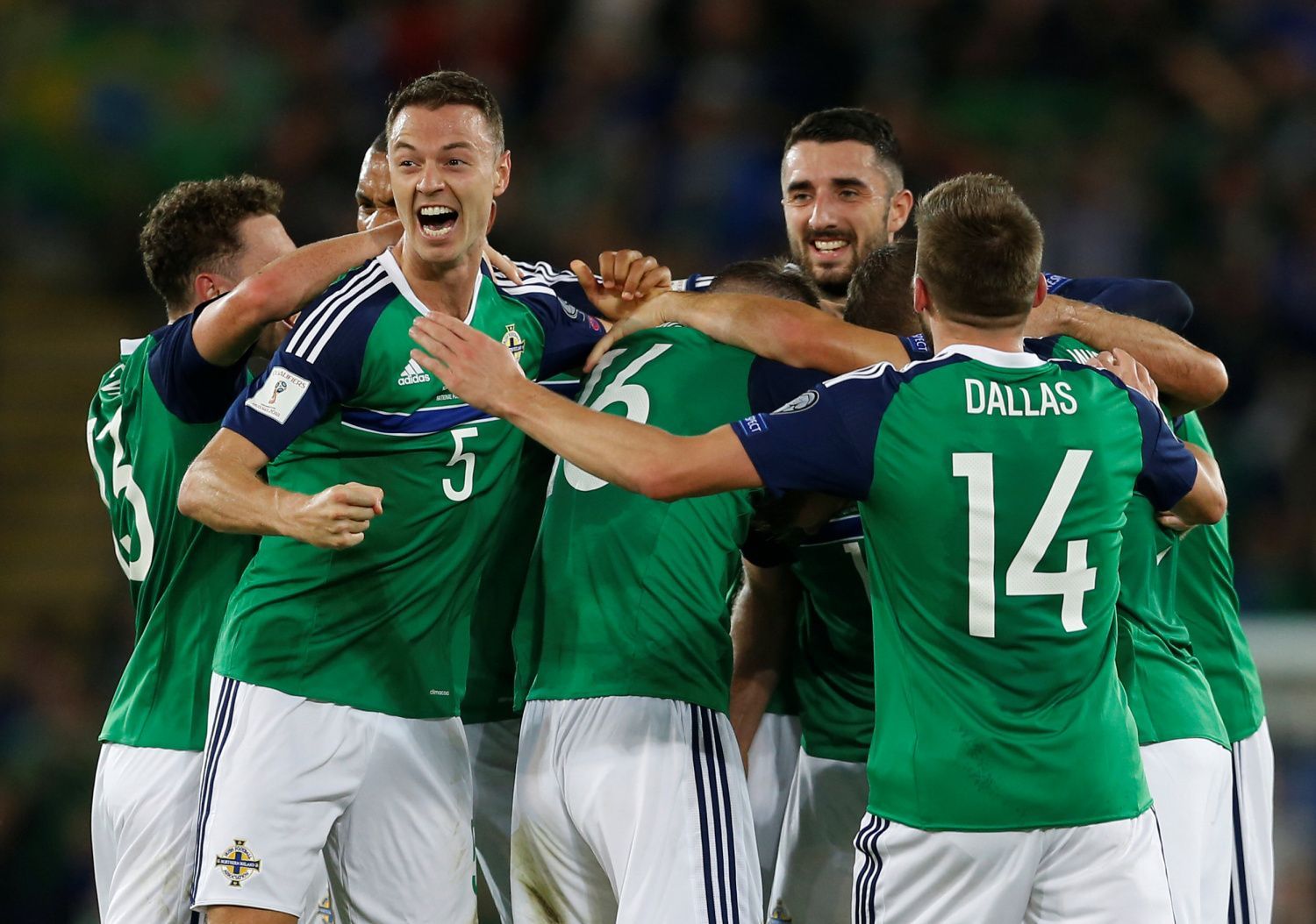Severní Irsko-Česko: Chris Brunt slaví gól na 2:0