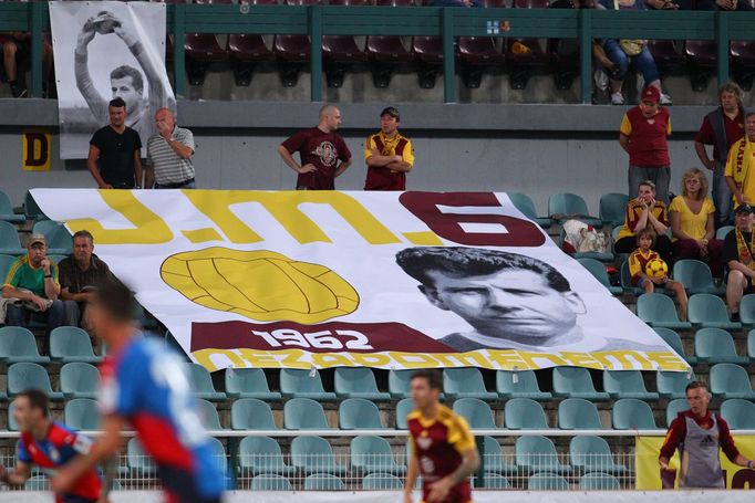 SL, Dukla-Plzeň: fanoušci, transparent Josef Masopust