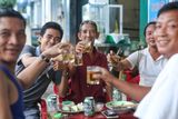 Což v kombinaci s velkou zálibou Vietnamců v alkoholu, zejména pivě - chutnajícím jako české, jen o dvě třetiny levnějším - dělá ze silnic sice svobodné, ale nezřídka smrtonosné místo. Konkrétně na nich zahyne v průměru 14 tisíc lidí ročně.