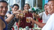Což v kombinaci s velkou zálibou Vietnamců v alkoholu, zejména pivě - chutnajícím jako české, jen o dvě třetiny levnějším - dělá ze silnic sice svobodné, ale nezřídka smrtonosné místo. Konkrétně na nich zahyne v průměru 14 tisíc lidí ročně.