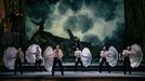 Velmi invenční byla baletní scéna v dešti a větru, která v kombinaci s videoprojekcí působila velmi živě a věrohodně. Choreograf Jan Kodet do ní zapojit deštníky.