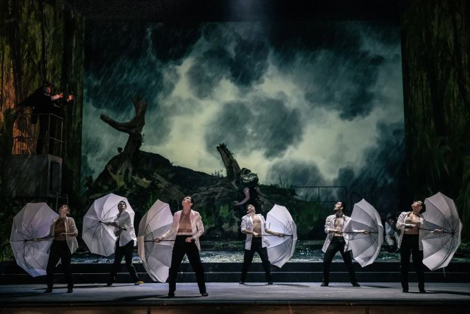 Velmi invenční byla baletní scéna v dešti a větru, která v kombinaci s videoprojekcí působila velmi živě a věrohodně. Choreograf Jan Kodet do ní zapojit deštníky.