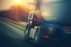 Kamioňácká Kobra 11: Řidič zastavil v Německu za jízdy náklaďák, jehož šofér zemřel