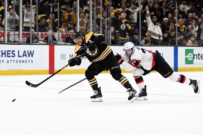 David Pastrňák střílí do prázdné branky Ottawy gól, kterým pojistil výhru Bostonu