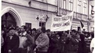 Do Československa se dostal v první okupační vlně. Sloužil v Lipsku a do Čech jeho pluk pronikl ze severu od Ústí nad Labem. "To je snímek demonstrace, k nimž docházelo poté, co politické vedení odsoudilo srpnovou invazi a oznámilo, že sovětská vojska budou z Československa stažena. Demonstrace a mítinky se konaly všude, především v Praze. V besedě mi tehdy lidé říkali: Pochopte, my jsme 20 let snášeli vaši okupaci. Dvacet let jsme žili s pocitem hanby."