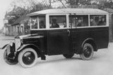 V roce 1928 se v historii karosárny objevil další důležitý milník. Podle Sodomkových výkresů vznikla první autobusová karoserie. Ta měla 14 míst a seděla na podvozku Škoda 125. Do konce stejného roku vzniklo ve Vysokém Mýtě celkem šest autobusů na podvozcích nejen Škoda, ale i Praga, Walter a Tatra. Autobusy s podpisem Sodomky tak byly, co se týče techniky, podobně variabilní jako osobní auta.