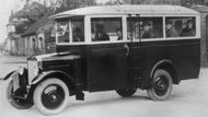 V roce 1928 se v historii karosárny objevil další důležitý milník. Podle Sodomkových výkresů vznikla první autobusová karoserie. Ta měla 14 míst a seděla na podvozku Škoda 125. Do konce stejného roku vzniklo ve Vysokém Mýtě celkem šest autobusů na podvozcích nejen Škoda, ale i Praga, Walter a Tatra. Autobusy s podpisem Sodomky tak byly, co se týče techniky, podobně variabilní jako osobní auta.