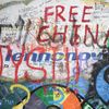 Lennonova zeď po třech měsících od malování - turisté, graffiti