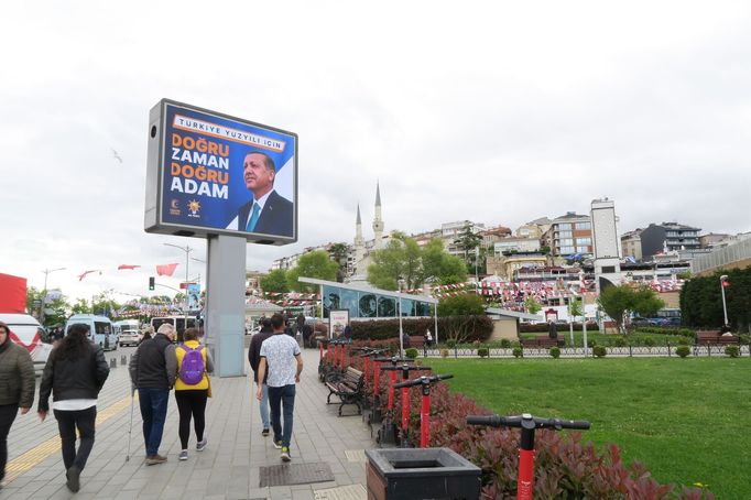 Současný prezident Recep Tayyip Erdogan postupuje do druhého kola prezidentských voleb s velkým náskokem.